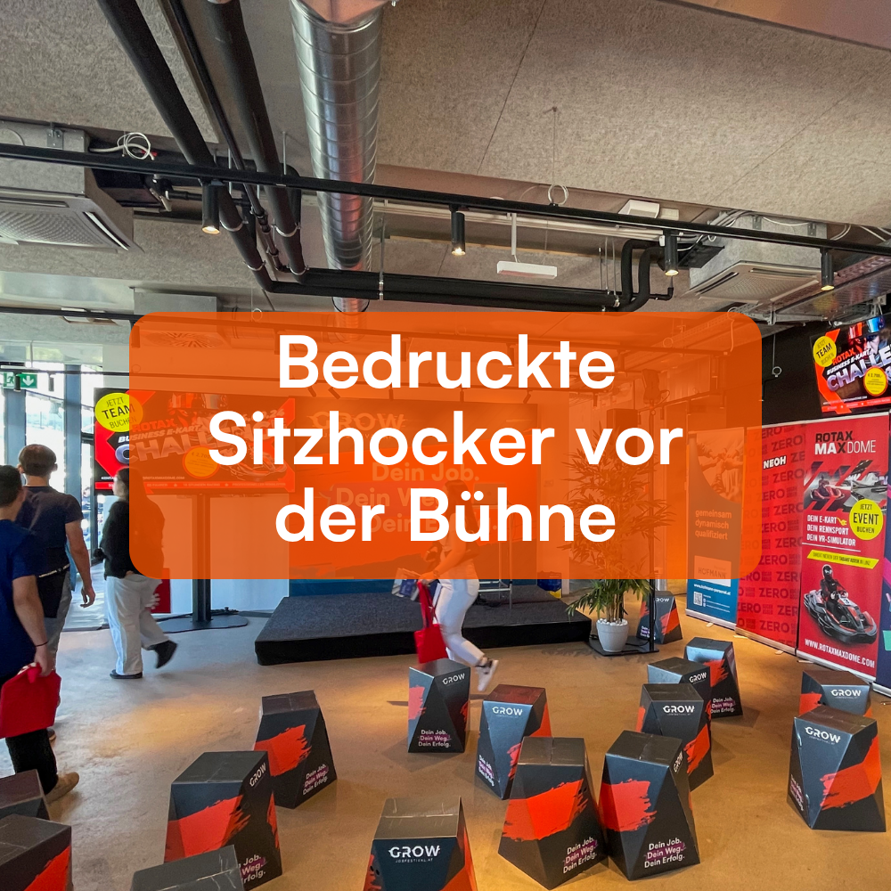 Bedruckte Sitzhocker vor der Bühne